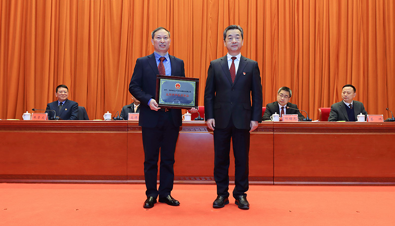 市長陳競先生與桃花江竹材董事長薛志成合影 市長陳競先生與桃花江竹材董事長薛志成合影