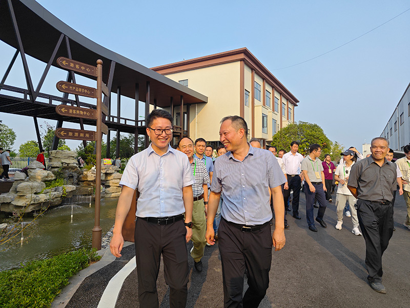 董事長(zhǎng)與參觀領(lǐng)導(dǎo)相談甚歡 董事長(zhǎng)與參觀領(lǐng)導(dǎo)相談甚歡