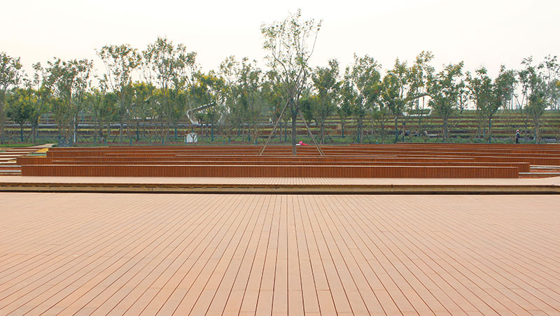 竹木地板鋪裝的公園廣場(chǎng)